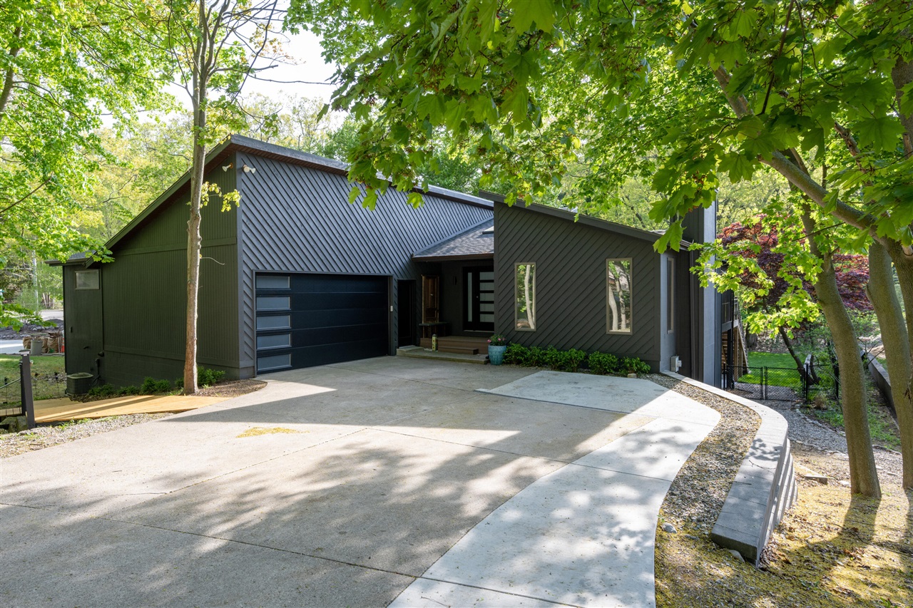 Pineridge Dr, Grand Haven, MI 49417