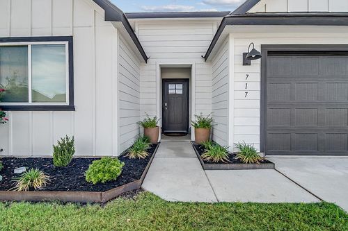 717 Tranquility Ln, Fredericksburg, TX, 78624-4669 | Card Image