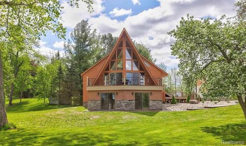 255 Peterman Ave, Crystal, MI, 48818-9747 | Card Image