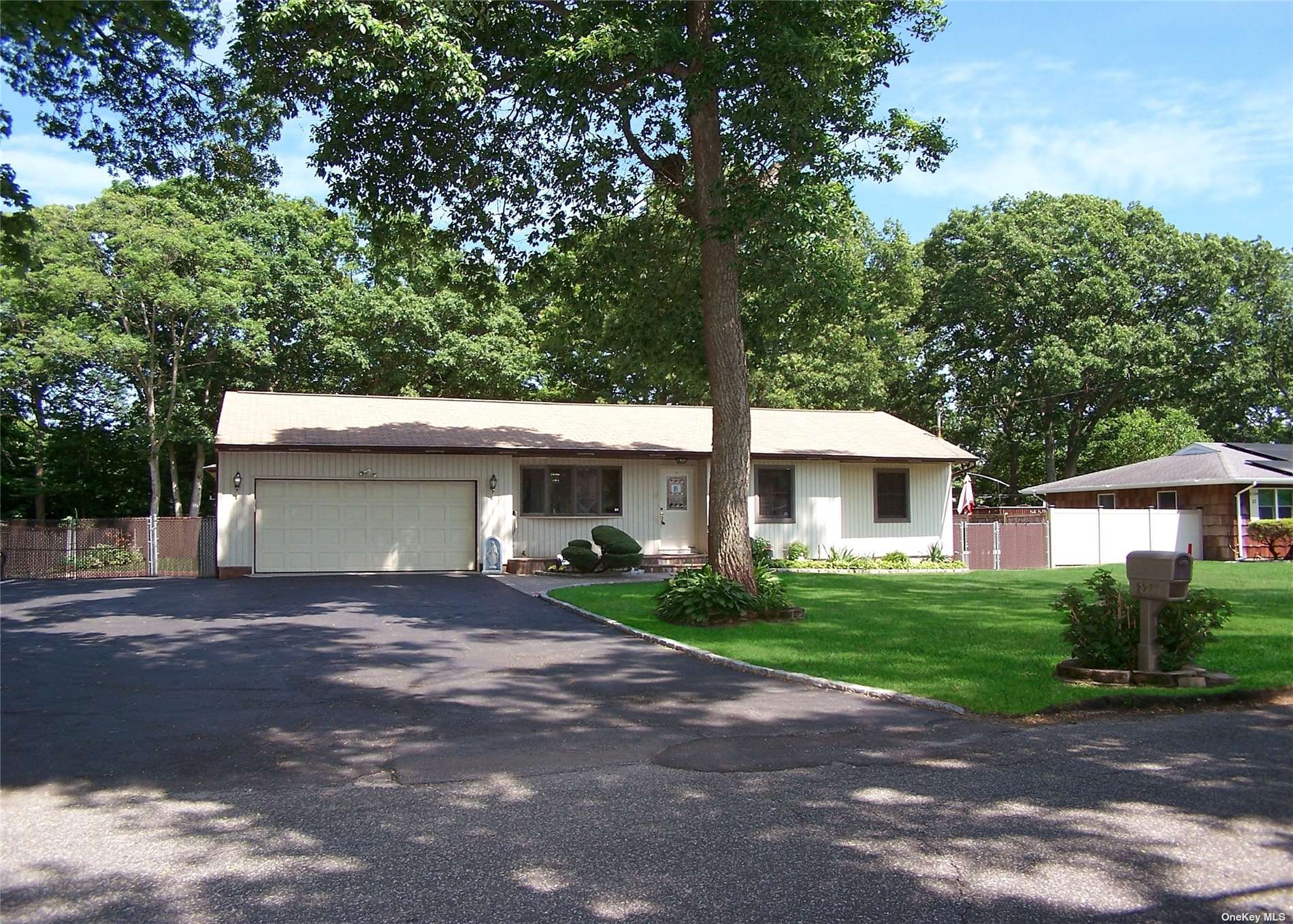 Pine Ave, Ronkonkoma, NY 11779