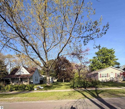 615 Grant St, Traverse City, MI, 49686-3318 | Card Image
