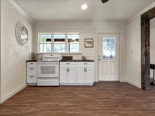 921 S Market St, House other with 3 bedrooms, 2 bathrooms and 4 parking in Grapeland TX | Image 9