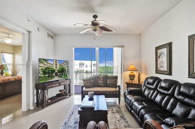 APT-501 - 3500 Oaks Clubhouse Dr, Condo with 3 bedrooms, 2 bathrooms and null parking in Pompano Beach FL | Image 5