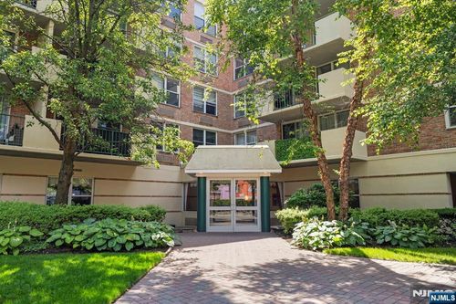 200 Grand Cove Way, Edgewater, NJ, 07020-7214 | Card Image