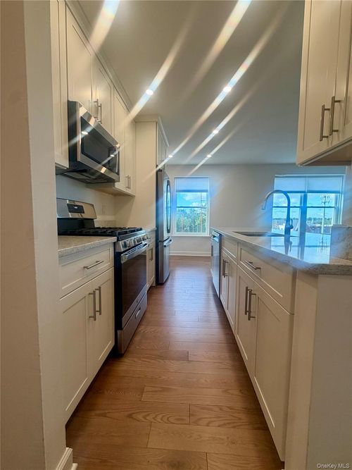 6a-305 Sixth Avenue, Pelham, NY, 10803 | Card Image