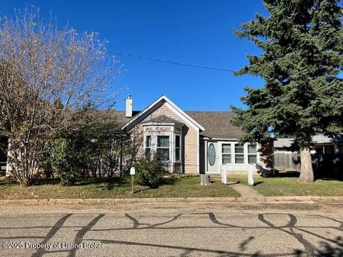 209 4th St W, Taylor, ND, 58656-7136 | Card Image