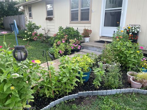 1955 Maddy Ln, Keego Harbor, MI, 48320-1161 | Card Image