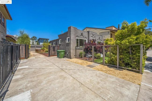 1515 Derby St, Condo with 2 bedrooms, 1 bathrooms and null parking in Berkeley CA | Image 17