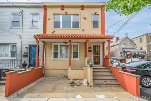 211 Bergenline Ave, Union City, NJ, 07087-2820 | Card Image