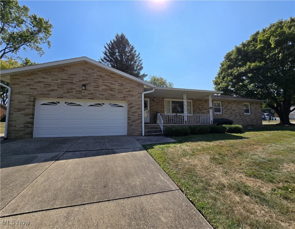 Dawn Ave, Uniontown, OH 44685