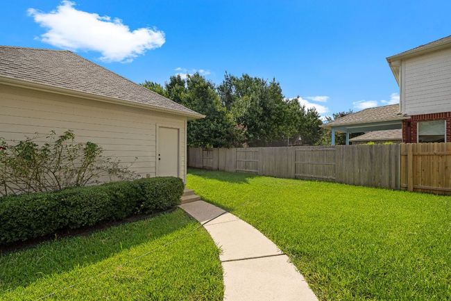 Perfectly sized back yard with lush grass | Image 30