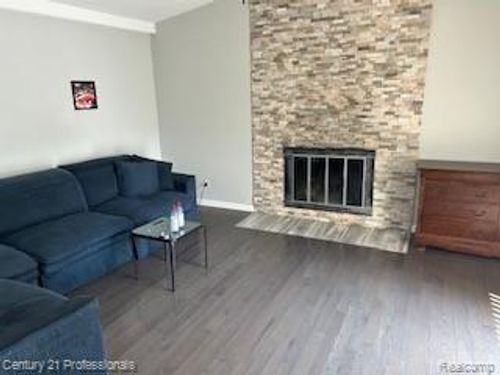 2131 Fisher Dr, Sterling Heights, MI, 48310-2832 | Card Image