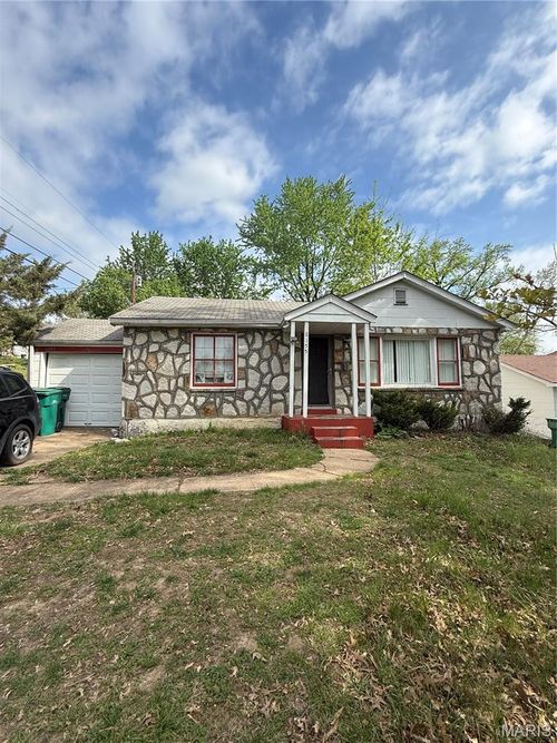 8155 Bloom Dr, Saint Louis, MO, 63114-6303 | Card Image