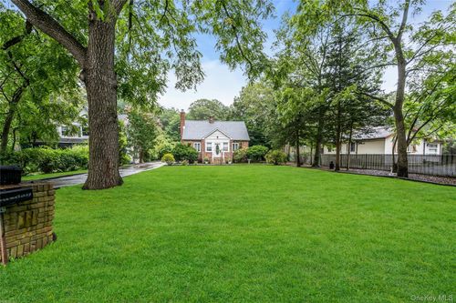 9 Maplelawn Dr, Commack, NY, 11725-4304 | Card Image