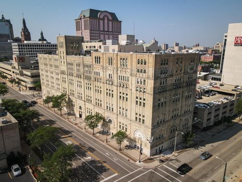 916-270 E Highland Avenue, MILWAUKEE, WI, 53202 | Card Image