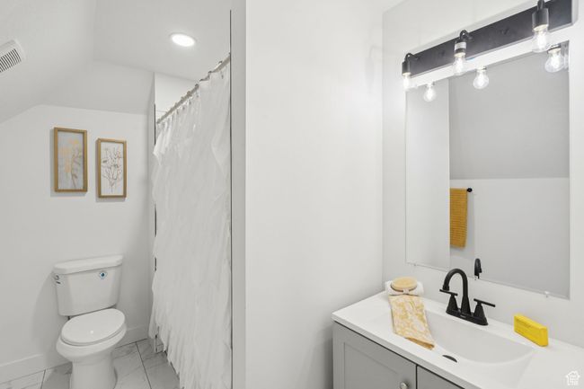 Upstairs Full bathroom | Image 32