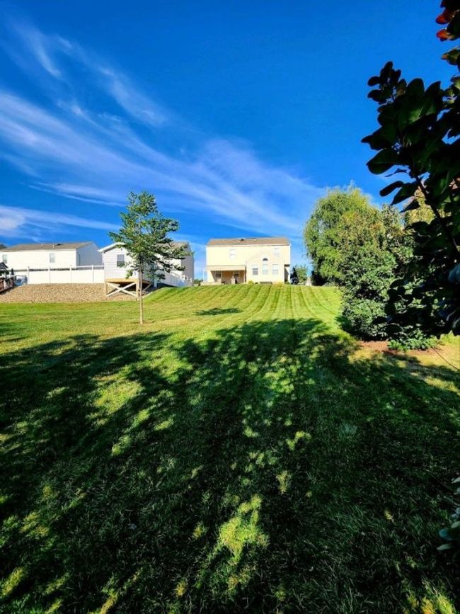 Standing in the common area, looking at the back yard | Image 41