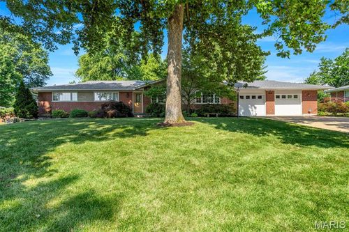 9825 Barrington Dr, Saint Louis, MO, 63128-1133 | Card Image