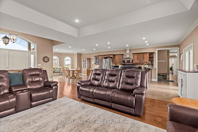 9416 Hickory Dr, House other with 3 bedrooms, 4 bathrooms and 10 parking in Strathroy ON | Image 11