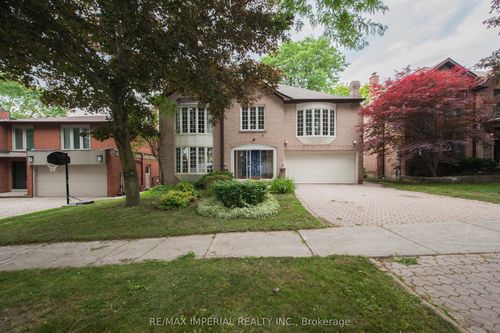 11 Riderwood Dr, North York, ON, M2L2X4 | Card Image