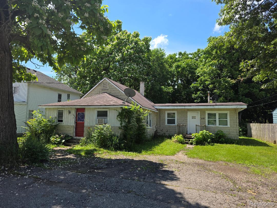 639 Heights Rd, Lake Orion, MI 48362
