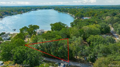 8330 Dickert St, Commerce Twp, MI, 48382-4514 | Card Image