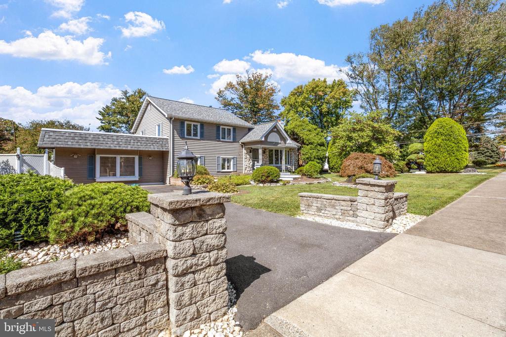 Magnolia Dr, Morrisville, PA 19067