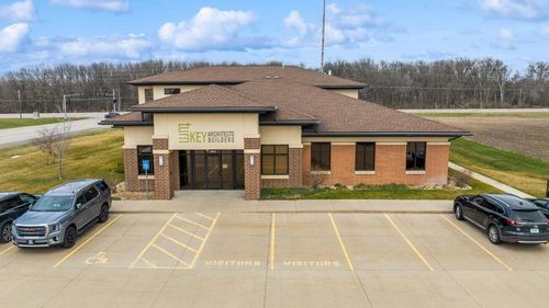 3015 Greyhound Dr, Waterloo, IA, 50701-9247 | Card Image