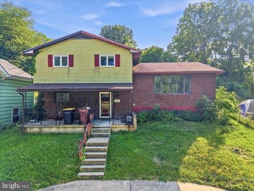 2230 N Lehigh Ave, Whitehall, PA, 18052-3941 | Card Image
