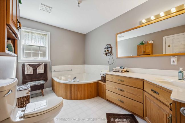 35 Frances Dr, House other with 6 bedrooms, 3 bathrooms and 4 parking in Forest ON | Image 18