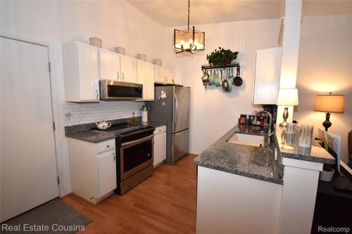 9562 Woodside Cir, Grand Blanc, MI, 48439-8079 | Card Image