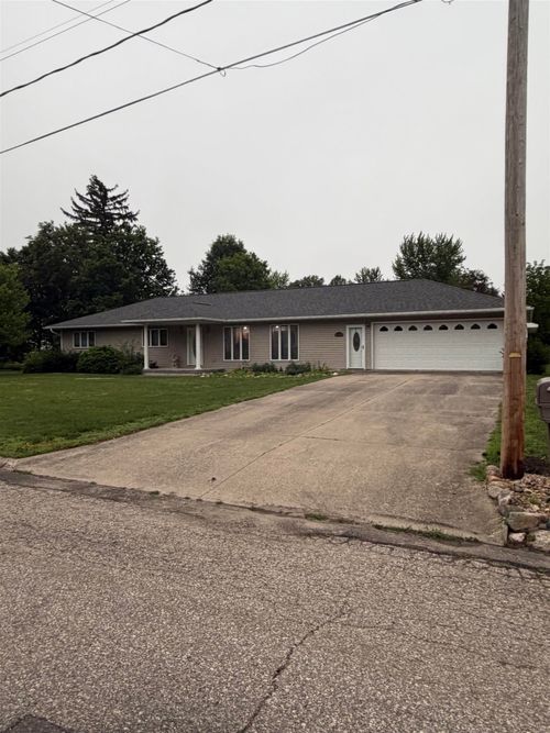 906 Iowa St, Dysart, IA, 52224-9508 | Card Image