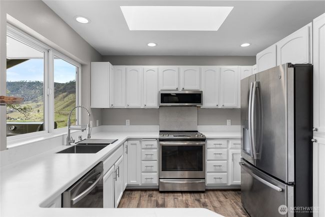 2081 State Route 153, House other with 4 bedrooms, 3 bathrooms and 4 parking in Carlton WA | Image 8