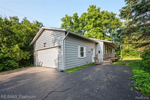 11101 Lake Rd, Otisville, MI, 48463-9716 | Card Image