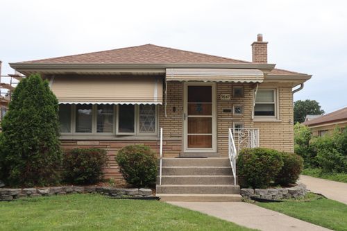 9647 S Sacramento Ave, Evergreen Park, IL, 60805-2637 | Card Image