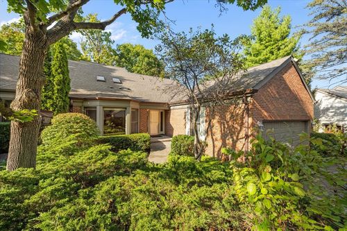 8 Warrington Dr, Lake Bluff, IL, 60044-1321 | Card Image