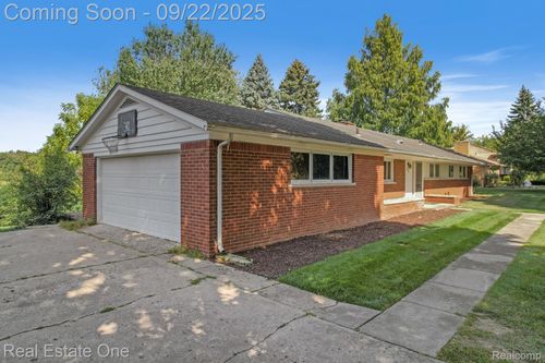 2460 Turner St, West Bloomfield, MI, 48323-3261 | Card Image