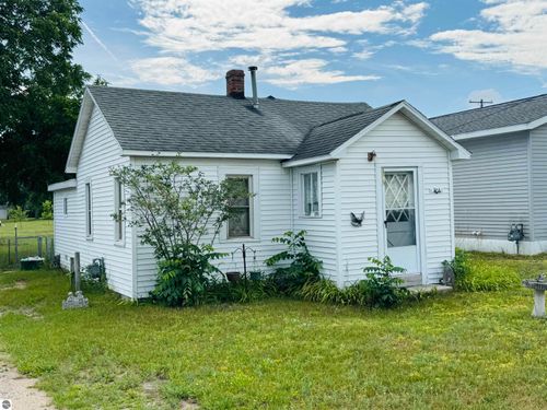 404 Donnelly St, Cadillac, MI, 49601-1742 | Card Image