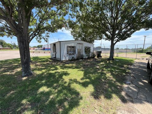 522 W Walnut Cir, Garland, TX, 75040-5729 | Card Image