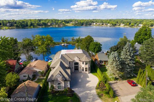 5820 Lakeview Ave, Orchard Lake, MI, 48323-1525 | Card Image