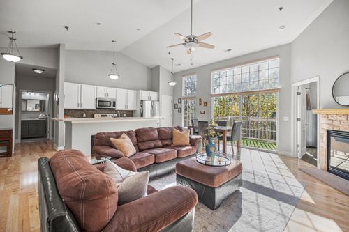 8485 S Ashbury Ln, Oak Creek, WI, 53154-8069 | Card Image