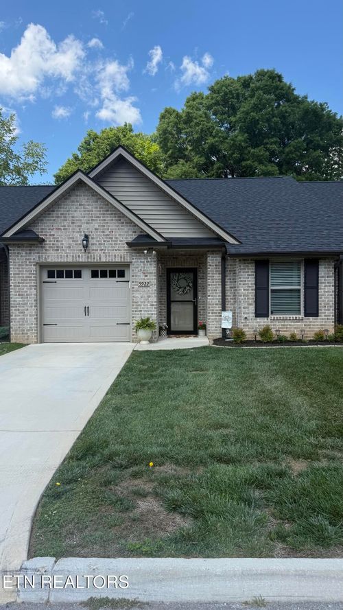 5922 Knox Hill Way, Knoxville, TN, 37912-2106 | Card Image