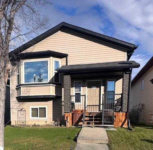 8934 69 Ave, House with 3 bedrooms, 2 bathrooms and 2 parking in Grande Prairie AB | Card Image