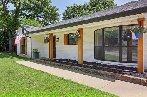 2917 Cresthaven Dr, Grapevine, TX, 76051-3845 | Card Image