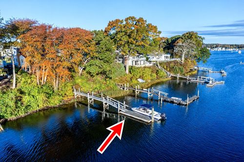 236 Wood Hill Rd, Narragansett, RI, 02882-4063 | Card Image