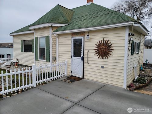 102 W 3rd St, Lind, WA, 99341-2000 | Card Image