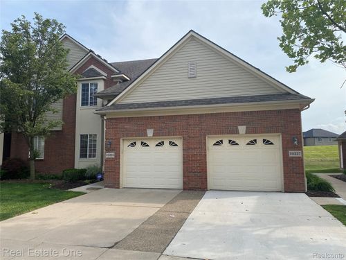 60-29337 Woodpark Cir, Warren, MI, 48092-6305 | Card Image