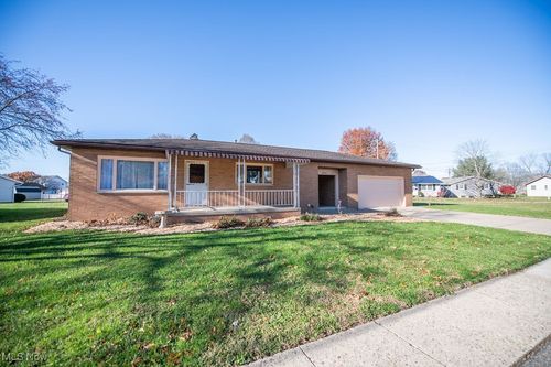 642 Jordan Dr Nw, New Philadelphia, OH, 44663-1106 | Card Image