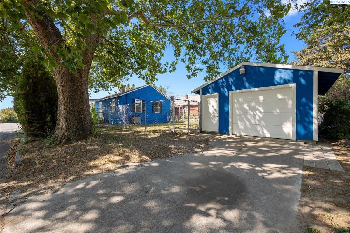 10th Ave, Kennewick, WA 99336
