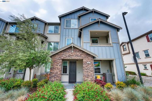 241 N N St, Livermore, CA, 94551-2833 | Card Image